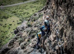 personas en via ferrata