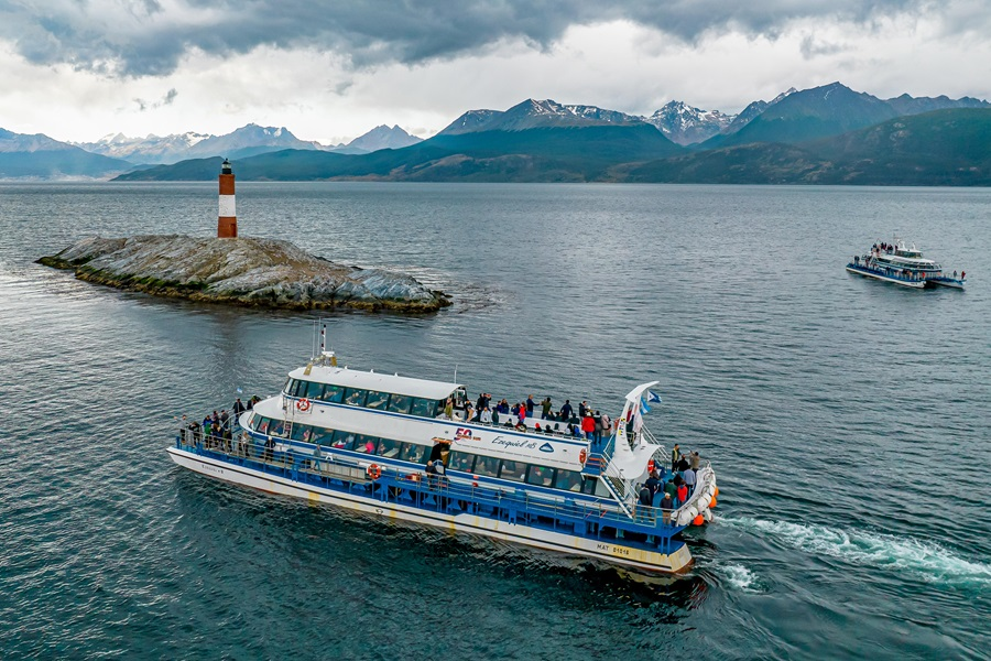 barco y faro
