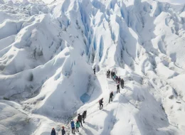 Personas caminando sobre glaciar
