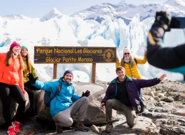 personas en un cartel del glaciar