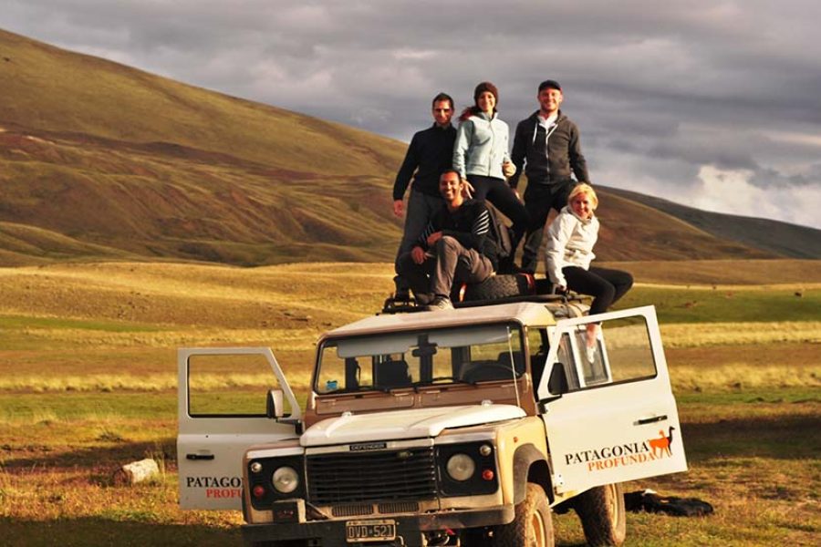 foto de personas sobre camioneta