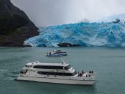 dos barcos de entre glaciares