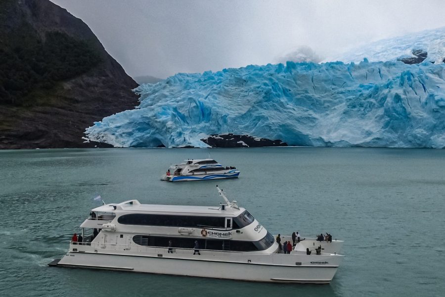 dos barcos de entre glaciares